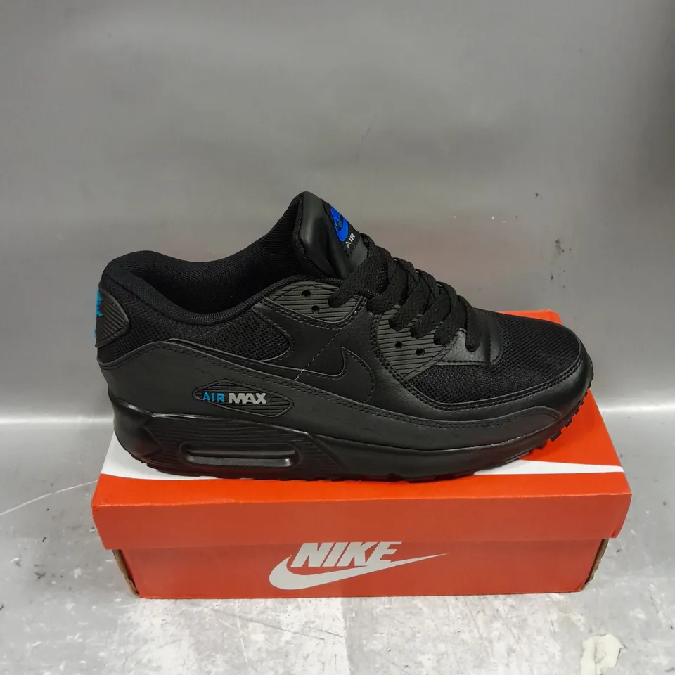 BOXED PAIR OF NIKE AIR MAX 90 TRAINERS IN BLACK SIZE UK 8