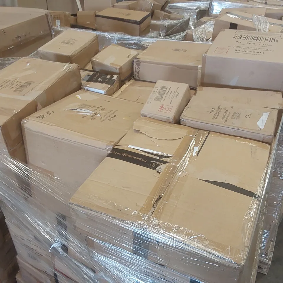 PALLET CONTAINING A VERY LARGE QUANTITY OF ASSORTED LIGHTING PRODUCTS