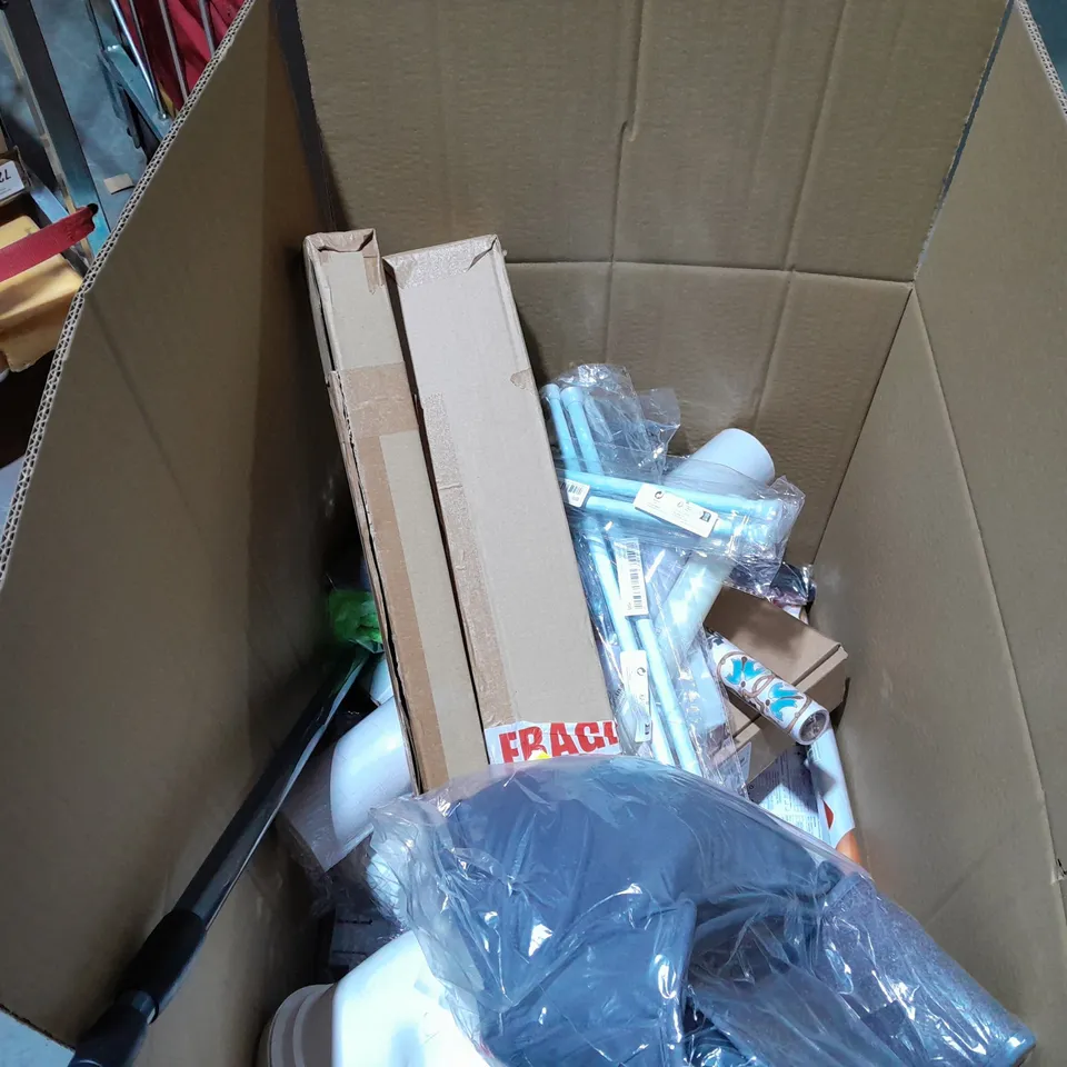 BOX OF APPROXIMATELY 20 ASSORTED ITEMS TO INCLUDE A RADIATOR FEET SET, A PICTURE FRAME AND A TABLE CLOTH