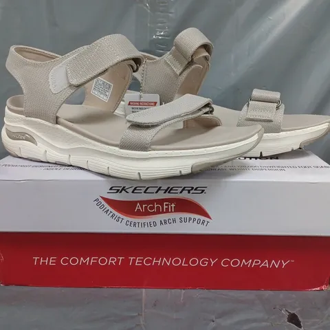 BOXED PAIR OF SKECHERS TOURISTY SANDALS IN TAUPE SIZE 7