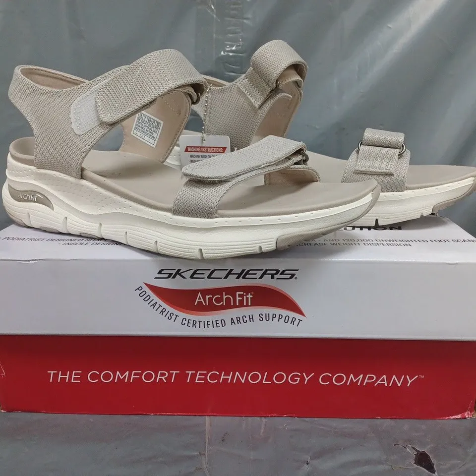 BOXED PAIR OF SKECHERS TOURISTY SANDALS IN TAUPE SIZE 7