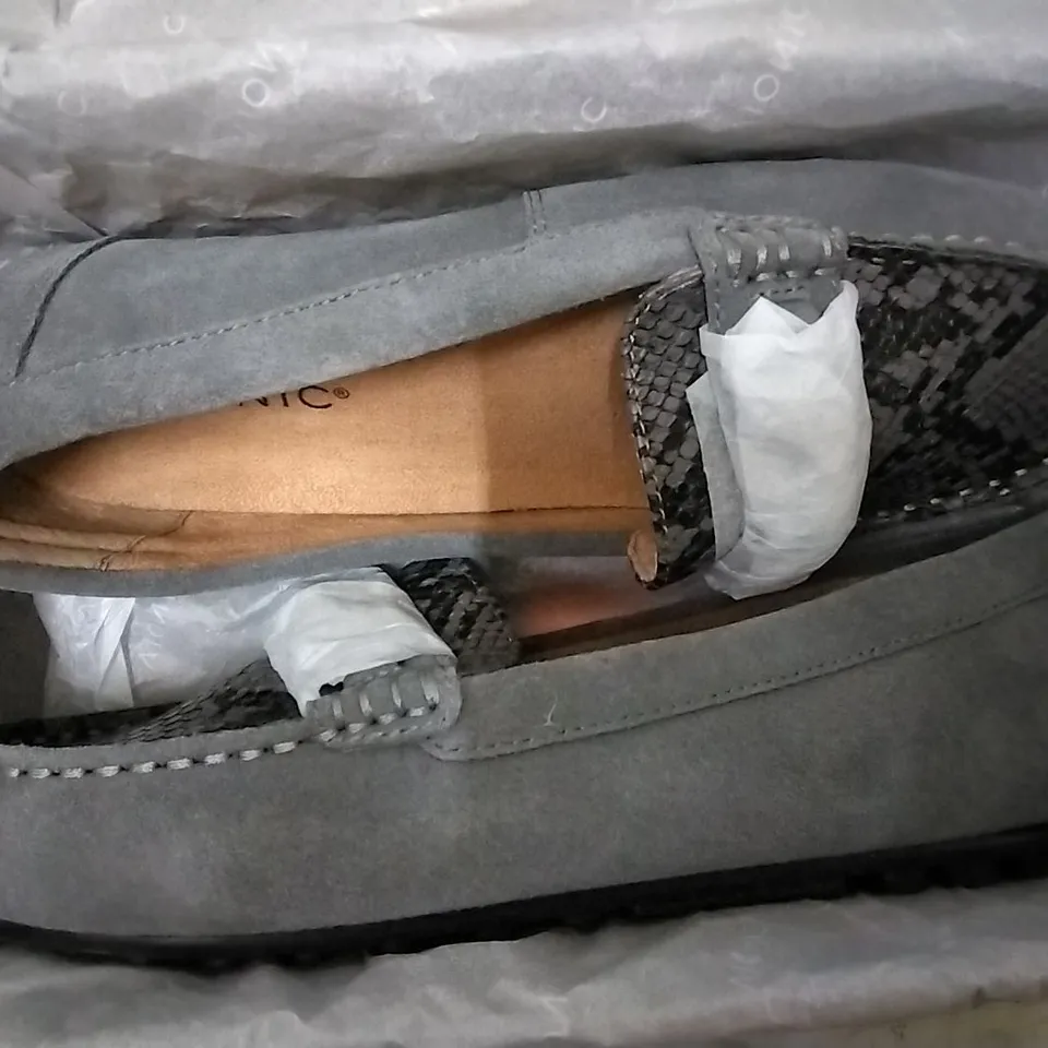 3 SHOE BOXES OF VIONIC SHOES INCLUDING 2 × HONOR DAYNA GREY LOAFERS SIZE 6, HONOR DAYNA BLACK LOAFERS SIZE 7