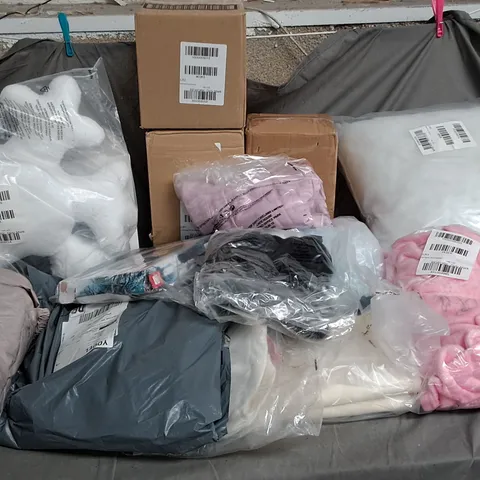 14 ASSORTED ITEMS TO INCLUDE: 32CM DEEP FITTED SHEET, SNOWFLAKE CUSHION, SMIFFYS BLACK VAMPIRE WIG,FLEECE BLANKET, GINGER READ HOUSE MUG ETC.
