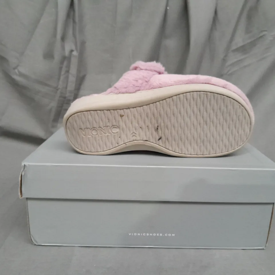 BOXED PAIR OF VIONIC MARIEL SLIPPERS IN DUSKY PINK SIZE 4