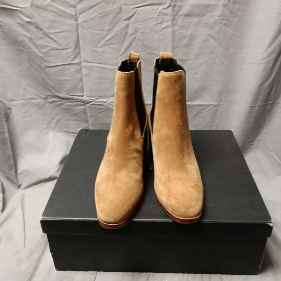 BOXED PAIR OF RAG & BONE HAZEL BOOTS IN SABBIA SUEDE - EU 40