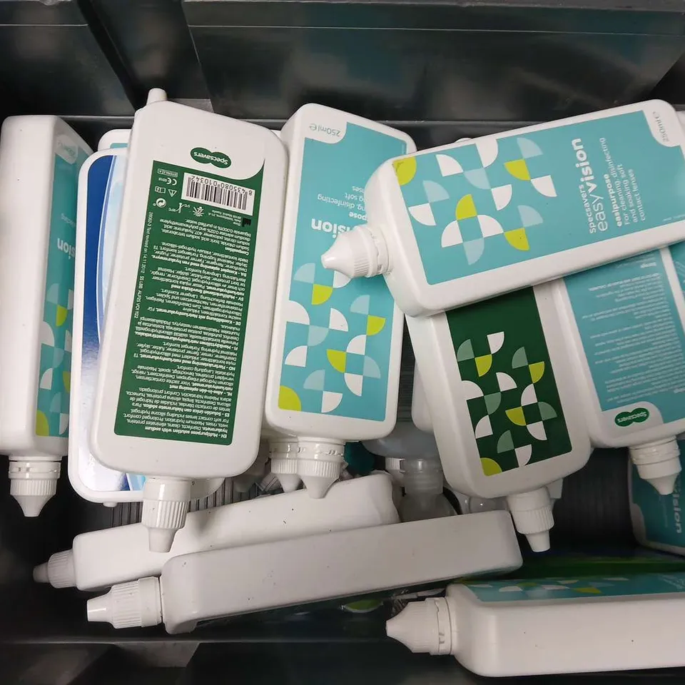 APPROXIMATELY 16 ASSORTED EYECARE & HEALTHCARE PRODUCTS TO INCLUDE SPECSAVERS EASYVISION, BOOTS MULTI-PURPOSE CONTACT LENS CARE, BIOTRUE MULTI-PURPOSE SOLUTION, ETC - COLLECTION ONLY