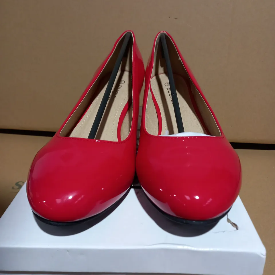 BUCKLE BS-20 WOMENS RED LOW HEEL SHOE - SIZE 10