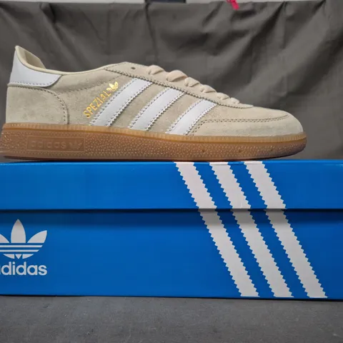 BOXED PAIR OF ADIDAS HANDBALL SPEZIAL SHOES IN CREAM/WHITE UK SIZE 6.5