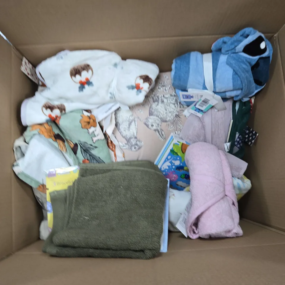 LARGE BOX OF APPROXIMATELY 10 ASSORTED ITEMS TO INCLUDE CUSHIONS, THROWS AND DUVET SET