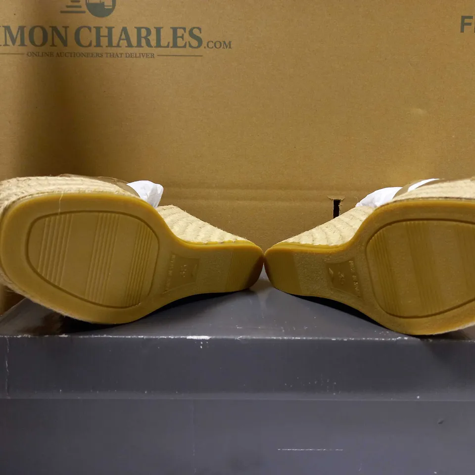 BOXED PAIR OF DESIGNER WEDGED STRAW/GOLD DETAILED SANDALS - SIZE 2.5