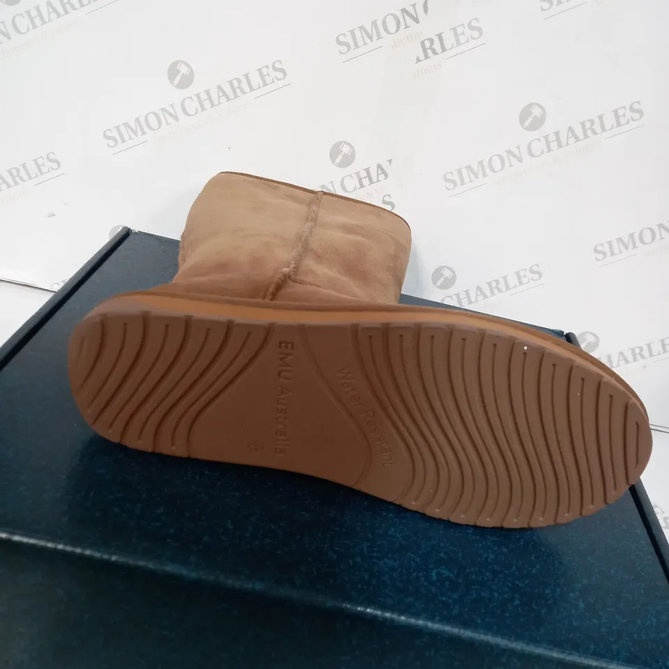 EMU ORIGINALS COLLECTION TAN STINGER HI WATER RESISTANT BOOT - SIZE 6