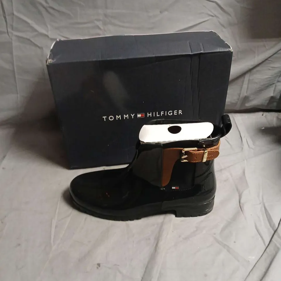 TOMMY HILFIGER BLACK PATENT LEATHER ANKLE BOOT- SIZE EUR 41