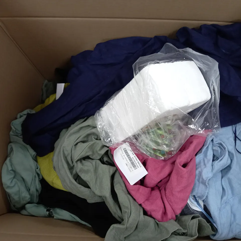 BOX OF APPROX 35 ASSORTED ITEMS TO INCLUDE - RED NAIL CLIPPERS - SET OF 2 CHRISTMAS TREE LIGHT UP - BLACK STORAGE TOTE ECT