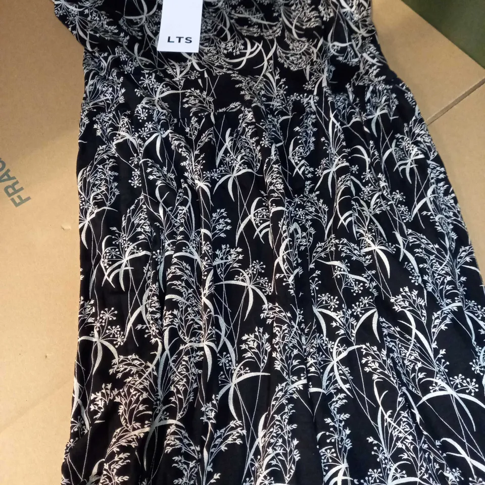 LTS BLACK/WHITE FLORAL PRINT MAXI DRESS - SIZE 14