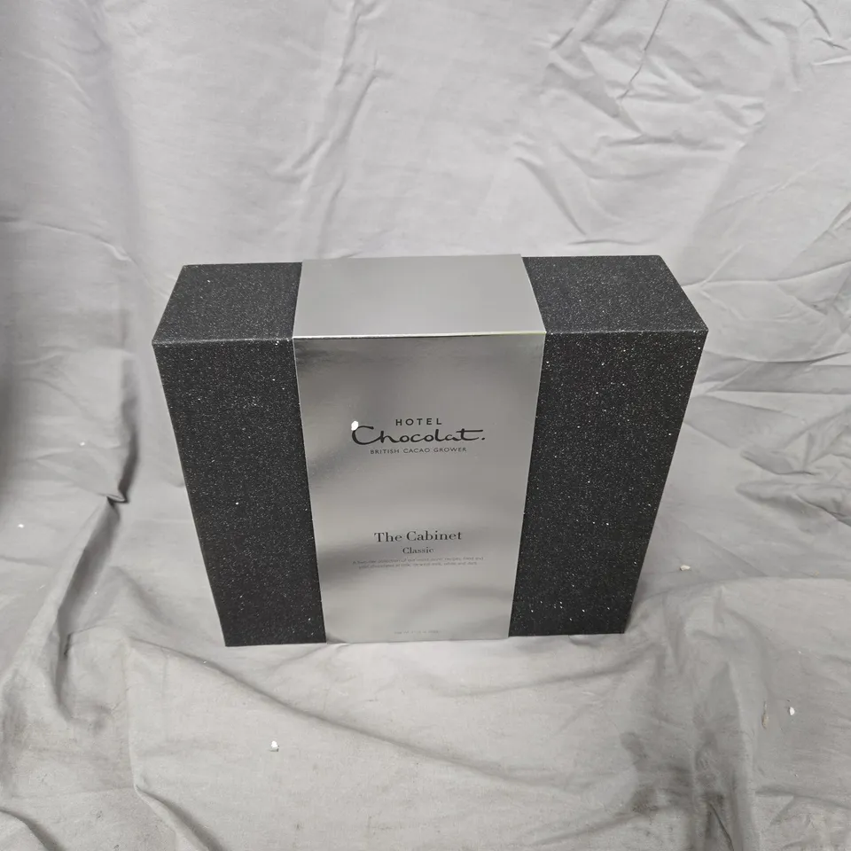 BOXED HOTEL CHOCOLAT THE CABINET CLASSIC 600G GIFT BOX