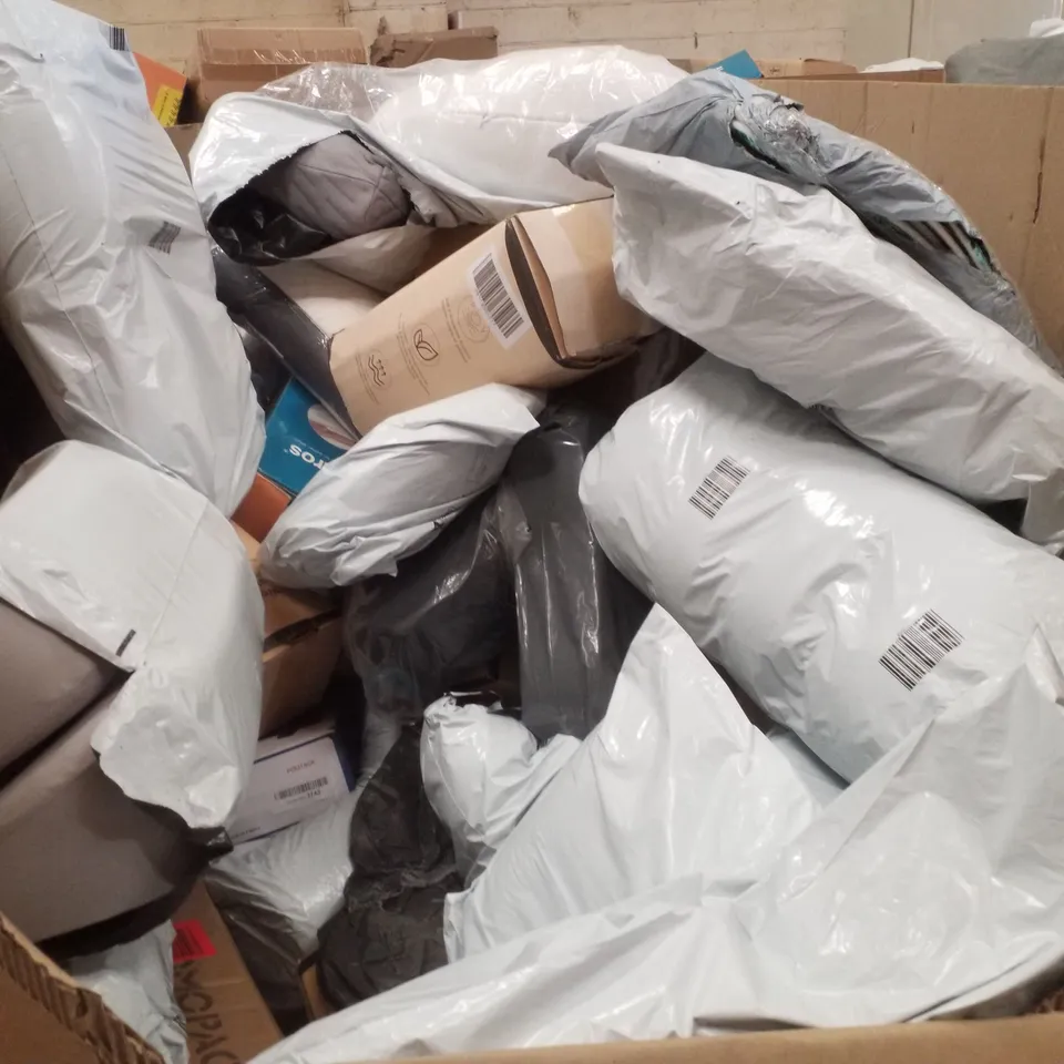 PALLET CONTAINING ASSORTED PILLOWS & CUSHIONS