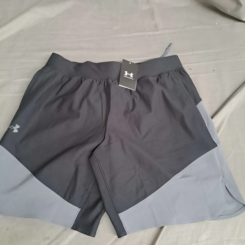 UNDER ARMOUR PEAK WOVEN HYBRID SHORT IN BLACK/GREY SIZE L