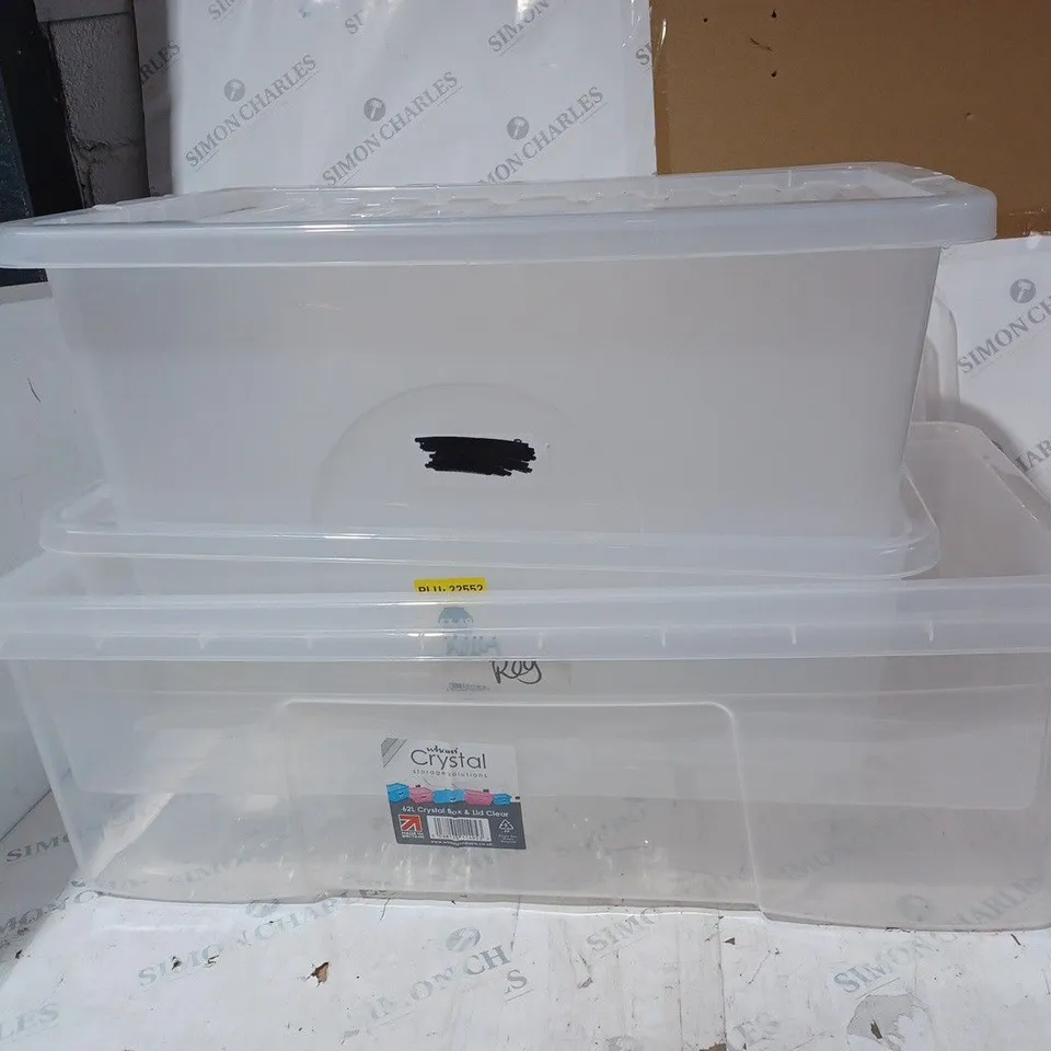 SET OF 4 PLASTIC STORAGE CONTAINERS IN VARIOUS SIZES