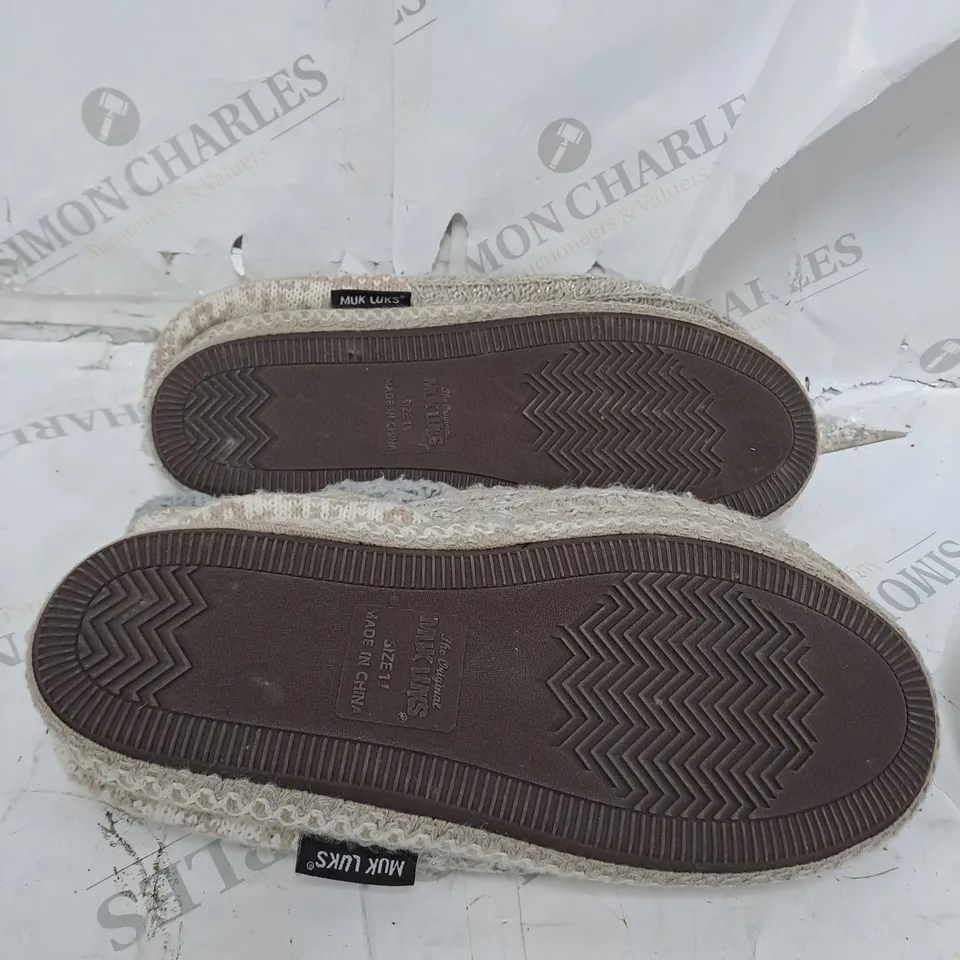 MUK LUKS MAGDALANA IVORY SNOWFLAKE SLIPPERS - SIZE 9