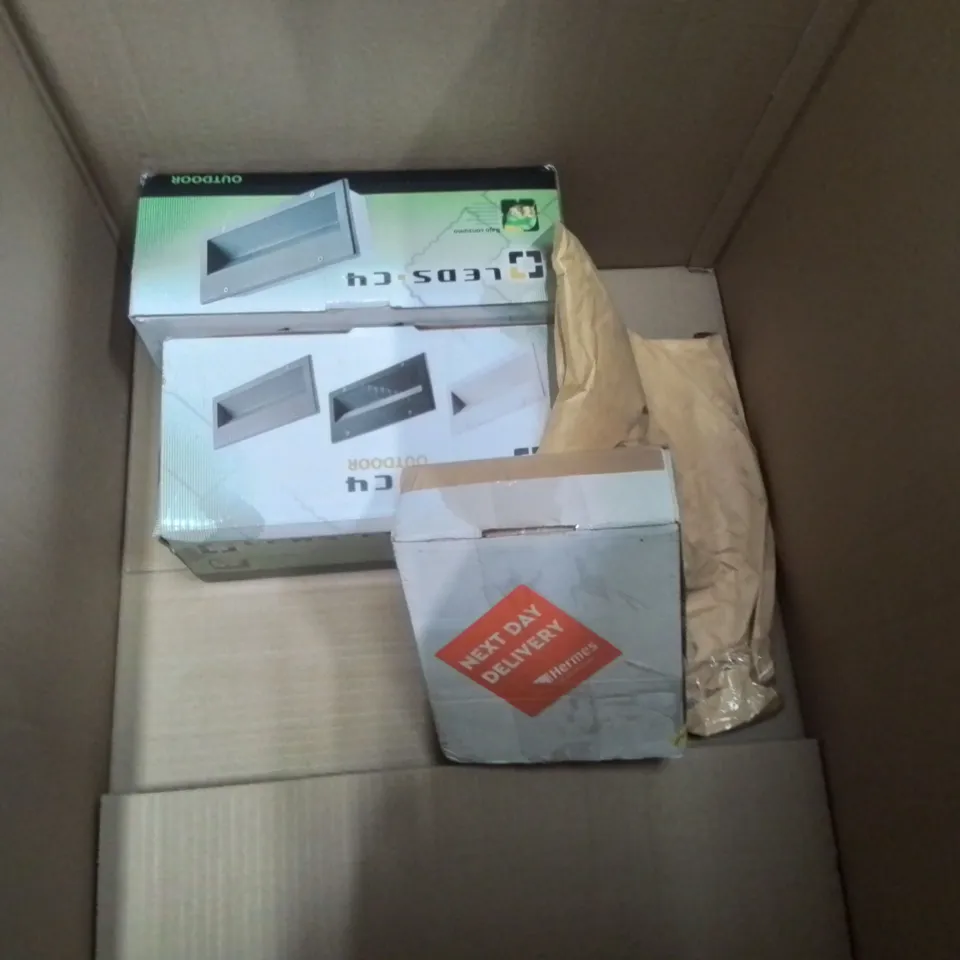 BOX OF 10 ASSORTED ITEMS TO INCLUDE: JUDGE CUTLERY SET, GREEN FABRIC THROW, SATIN GLASS DIFFUSER ETC