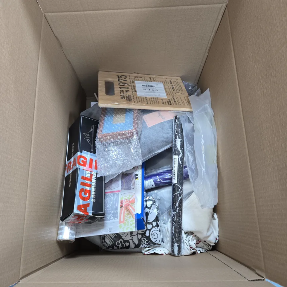 BOX OF APPROXIMATELY 15 ASSORTED HOUSEHOLD ITEMS TO INCLUDE BACK IN 1975 BOARD, WRAPPING PAPER, FRAME, DIFFUSER AND HUMIDIFIER ETC