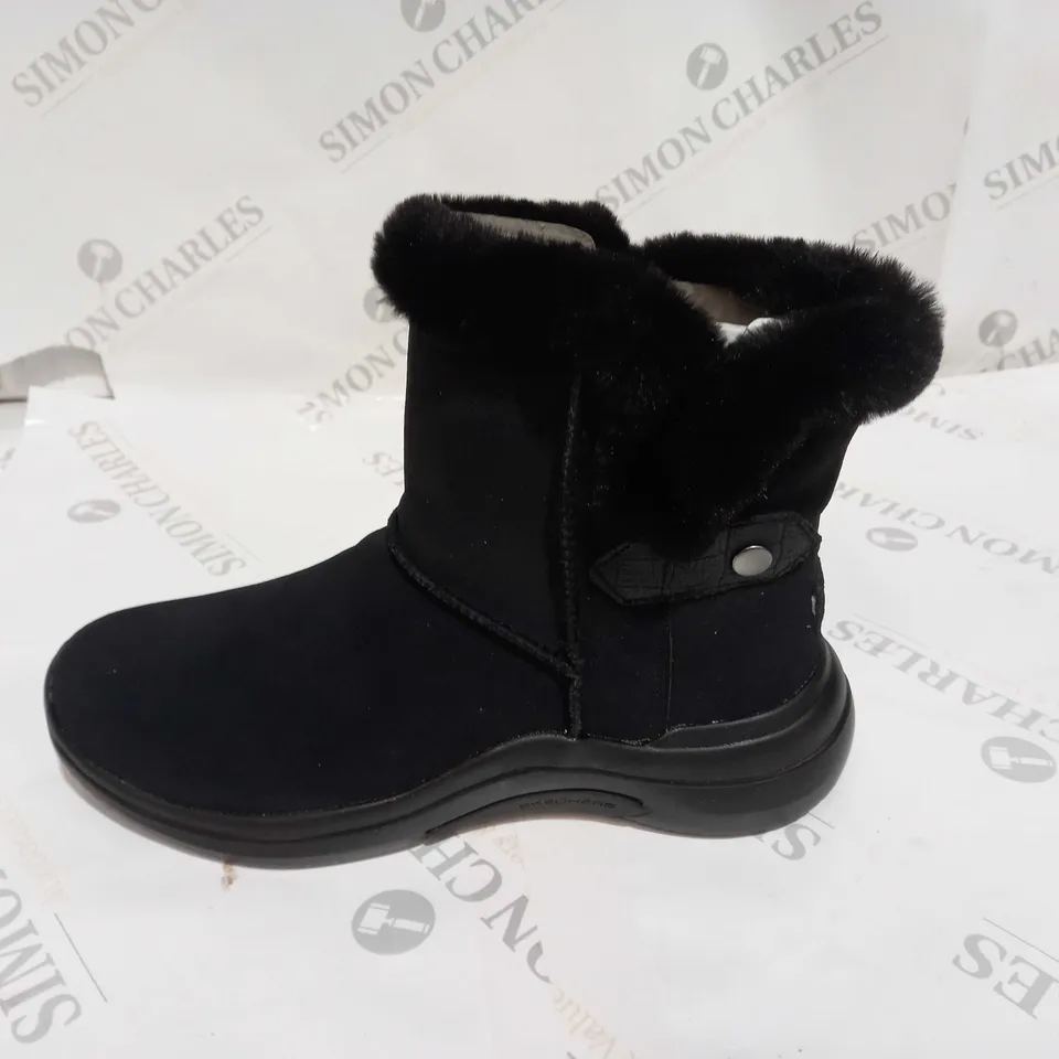 BOXED SKECHERS ON THE GO MIDTOWN CHILL SUEDE BOOTS, BLACK - SIZE 4