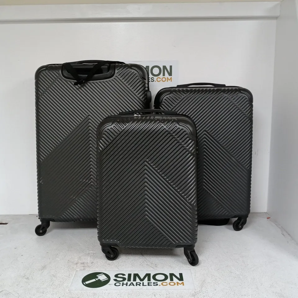 SET OF 3 HARD SHELLED WHEELED LUGGAGE CASES IN GREY