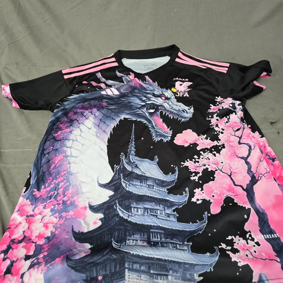 ADIDAS JAPAN FOOTBALL ASSOCIATION DRAGON GRAPHIC T‑SHIRT – BLACK – SLIM FIT – UK L