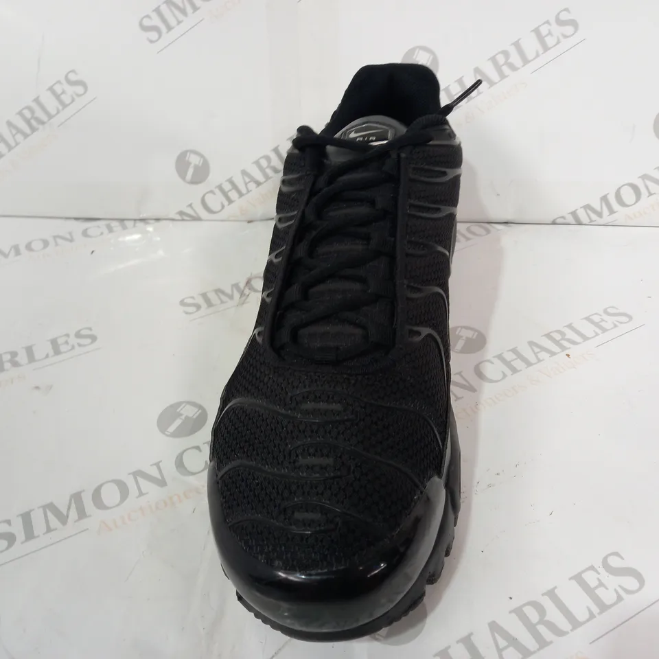 BOXED PAIR OF NIKE AIR TRAINERS IN BLACK UK SIZE 11