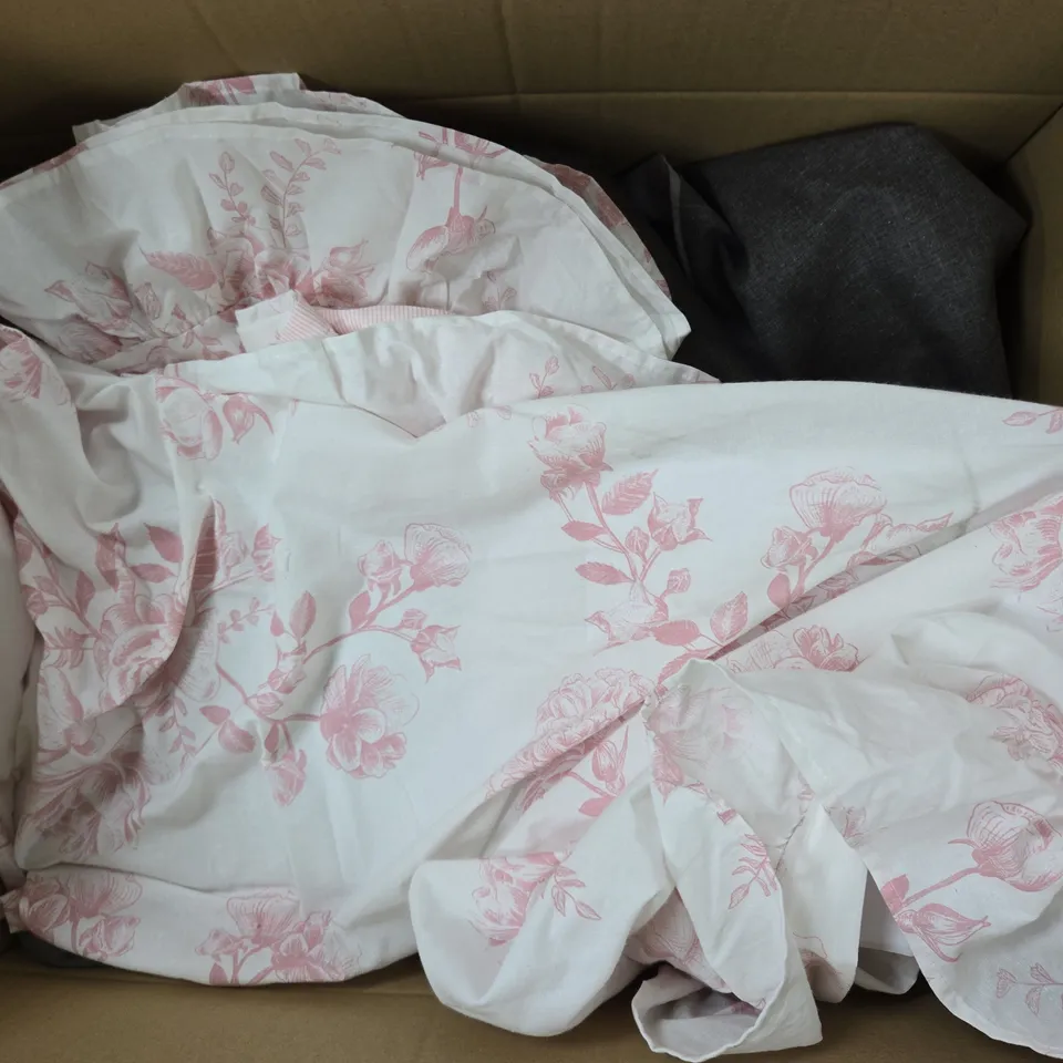 APPROXIMATELY 12 ASSORTED HOUSEHOLD ITEMS TO INCLUDE BEDDING, TOWELS, CHILDRENS TOPS, ETC