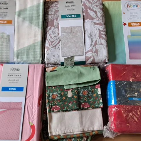 LOT OF APPROXIMATELY 18 ASSORTED BEDDING AND SOFT FURNISHING ITEMS TO INCLUDE DUVETS, SHEETS AND TOWELS