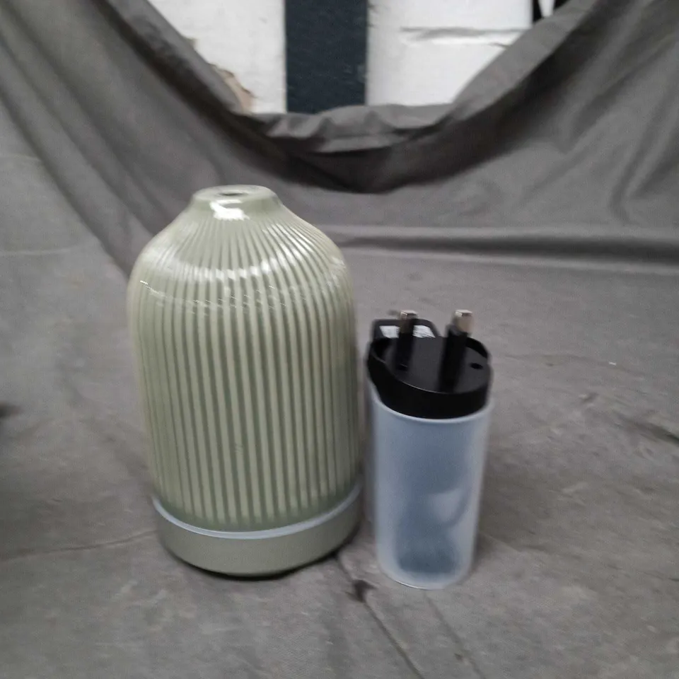OLIVER BONAS AROMA DIFFUSER – RIBBED GLASS VESSEL (BOXED)