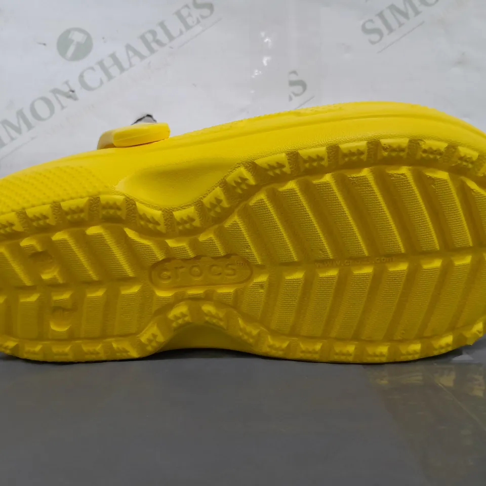 BOXED PAIR OF CROCS CLASSIC LINED CLOGS IN YELLOW UK SIZE M4/W5