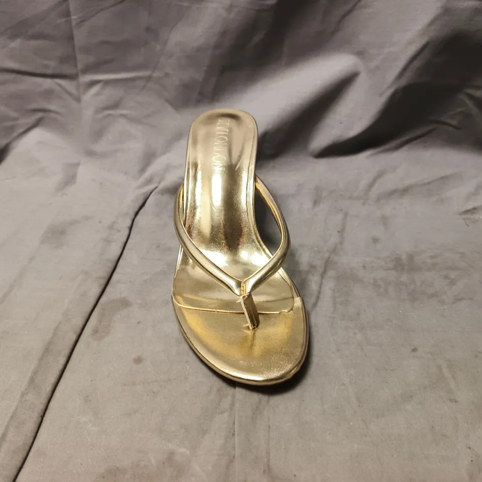 BOXED PAIR OF XYLONDON TOE-POST HEELS IN METALLIC GOLD SIZE UK 7