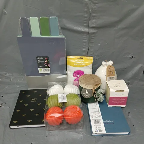 BOX OF APPROX 10 ASSORTED ITEMS TO INCLUDE - CHOPPING BOARD - JOURNAL - CANDLES - ETC