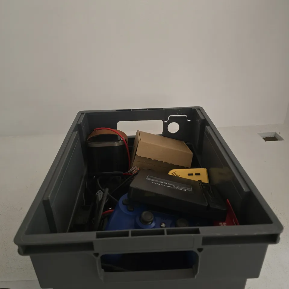TOTE OF APPROXIMATELY 18 ASSORTED ITEMS TO INCLUDE PLAYSTATION CONTROLLER, SPEAKER, EXTERNAL OPTICAL DRIVE, SKY PLUG IN BOOSTER ETC