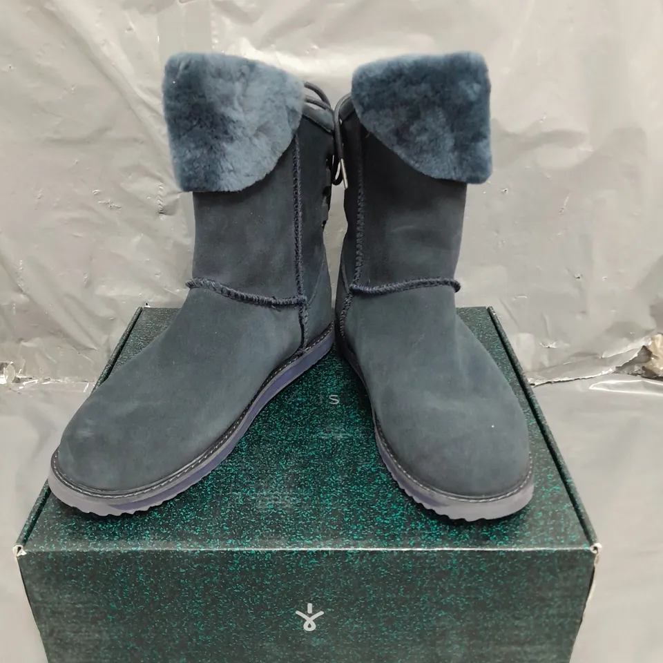 EMU AUSTRALIA BIRDWOOD WATERPROOF SHEEPSKIN BOOTS - MIDNIGHT BLUE, SIZE 7