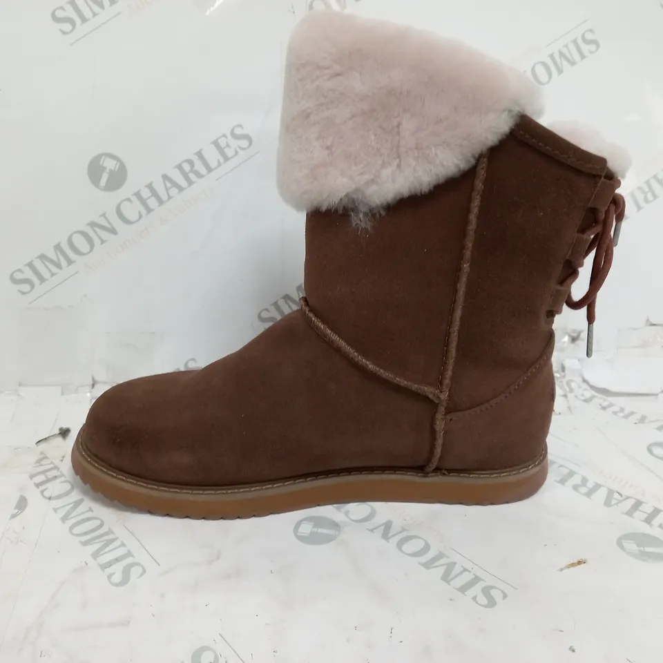 BOXED PAIR OF EMU AUSTRALIA BIRDWOOD BOOTS, OAK - SIZE 6