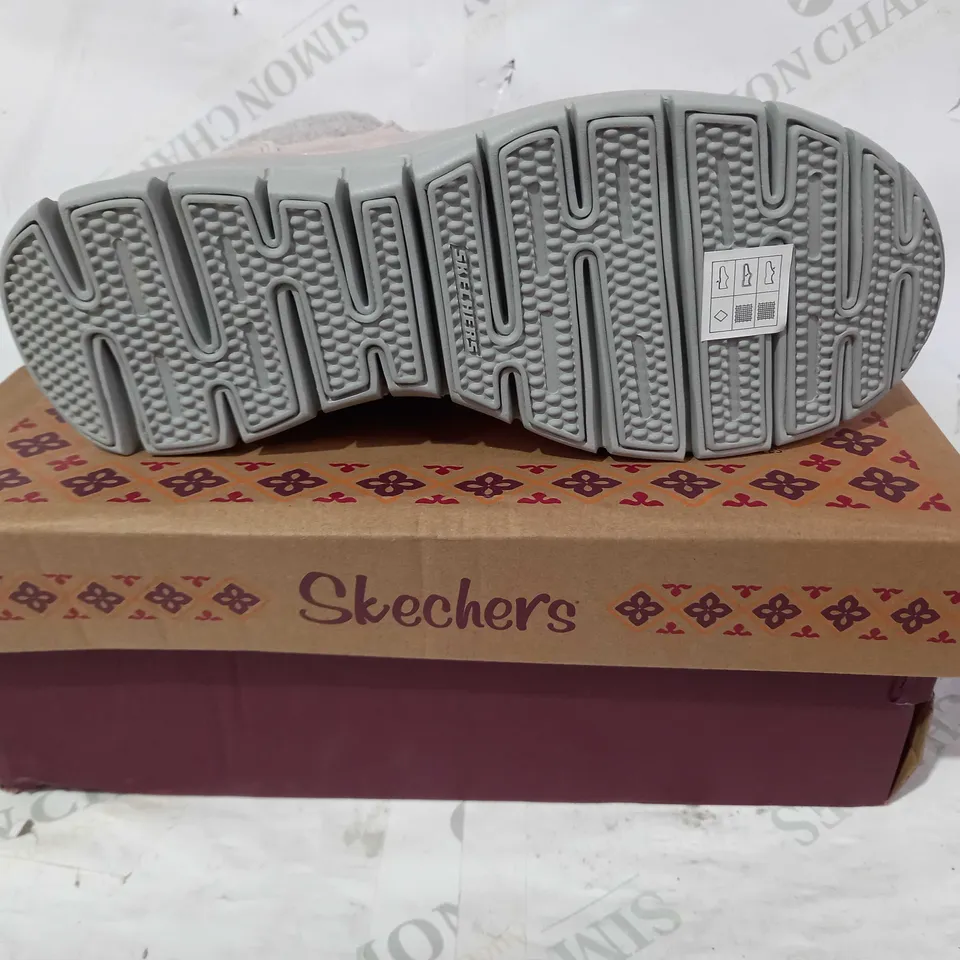 BOXED PAIR OF SKECHERS MEMORY FOAM SHOES IN PINK UK SIZE 6