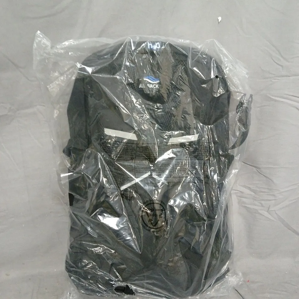 BAGGED MOUNTAIN WAREHOUSE PACE 20L RUCKSACK IN BLACK