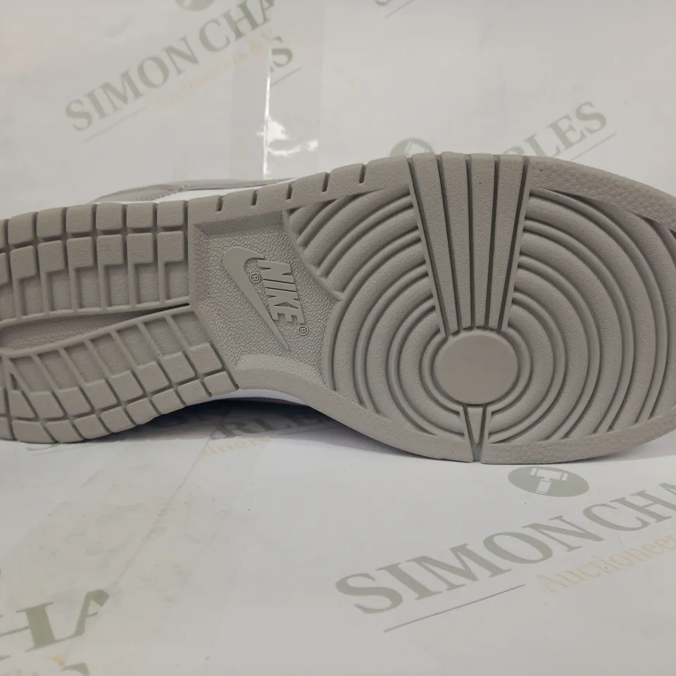 BOXED PAIR OF NIKE DUNK LOW TRAINERS IN WHITE/GREY UK SIZE 8