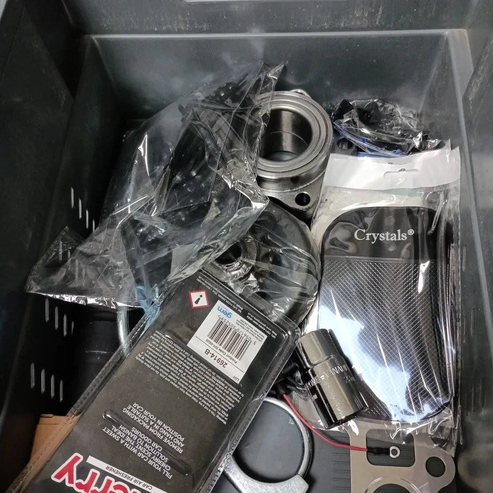 BOX OF APPROXIMATELY 10 ASSORTED AUTOMOTIVE ITEMS INCLUDING X10 BIKE CHAIN , WIRELESS CAR ADAPTER AND MAGNETIC WIRELESS CAR CHARGER