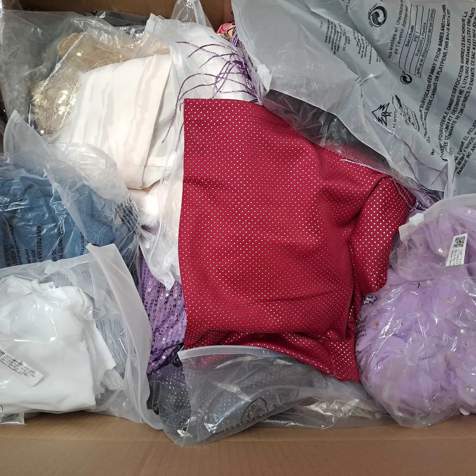 APPROXIMATELY 30 ASSORTED CLOTHING ITEMS IN VARIOUS SIZES TO INCLUDE -  SKIRT , SHIRT , SHORTS ETC