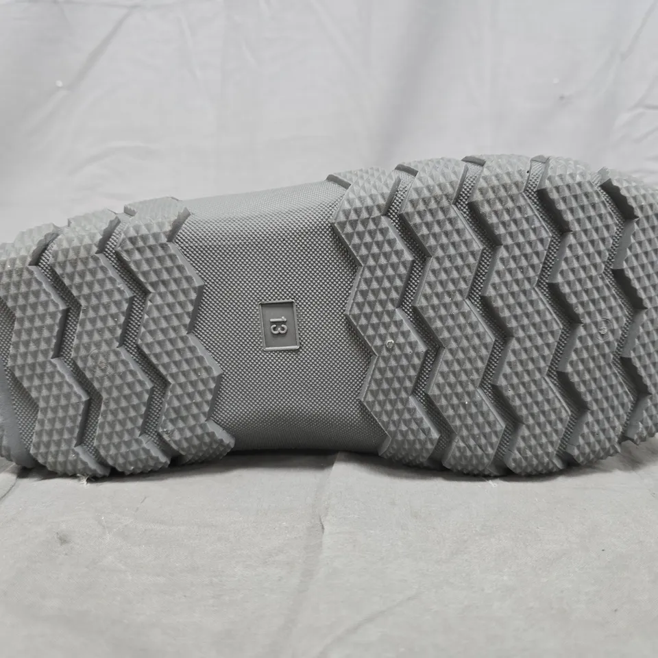 BOXED PAIR OF JACKFIELD OUTDOOR BOOTS IN GREY SIZE 13