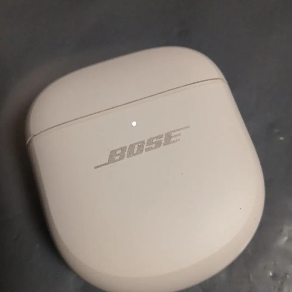 UNBOXED ET OF BOSE TWS EARBUDS IN CHARGING CASE