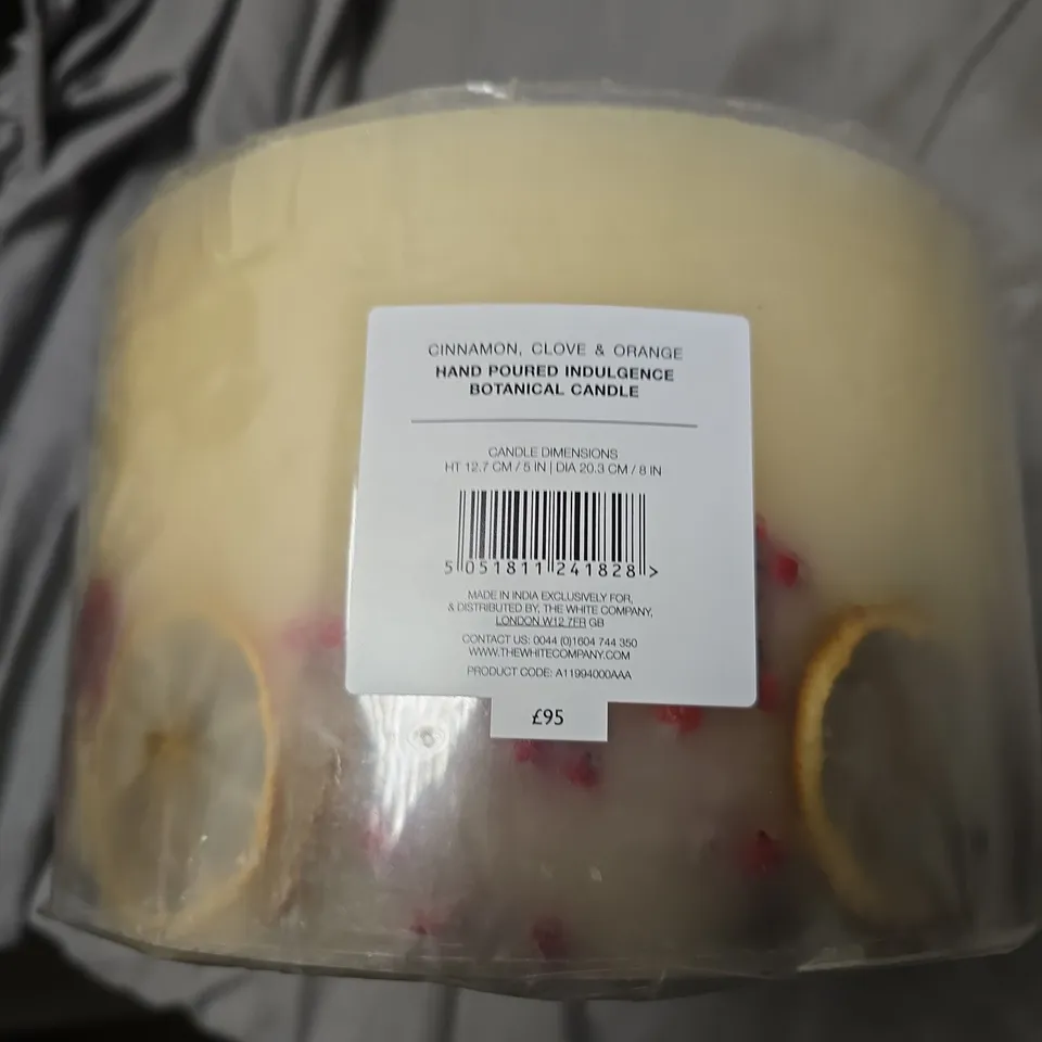 THE WHITE COMPANY WINTER CANDLE – CINNAMON, CLOVE & ORANGE, 12.7 CM HIGH X 20.3 CM DIAMETER