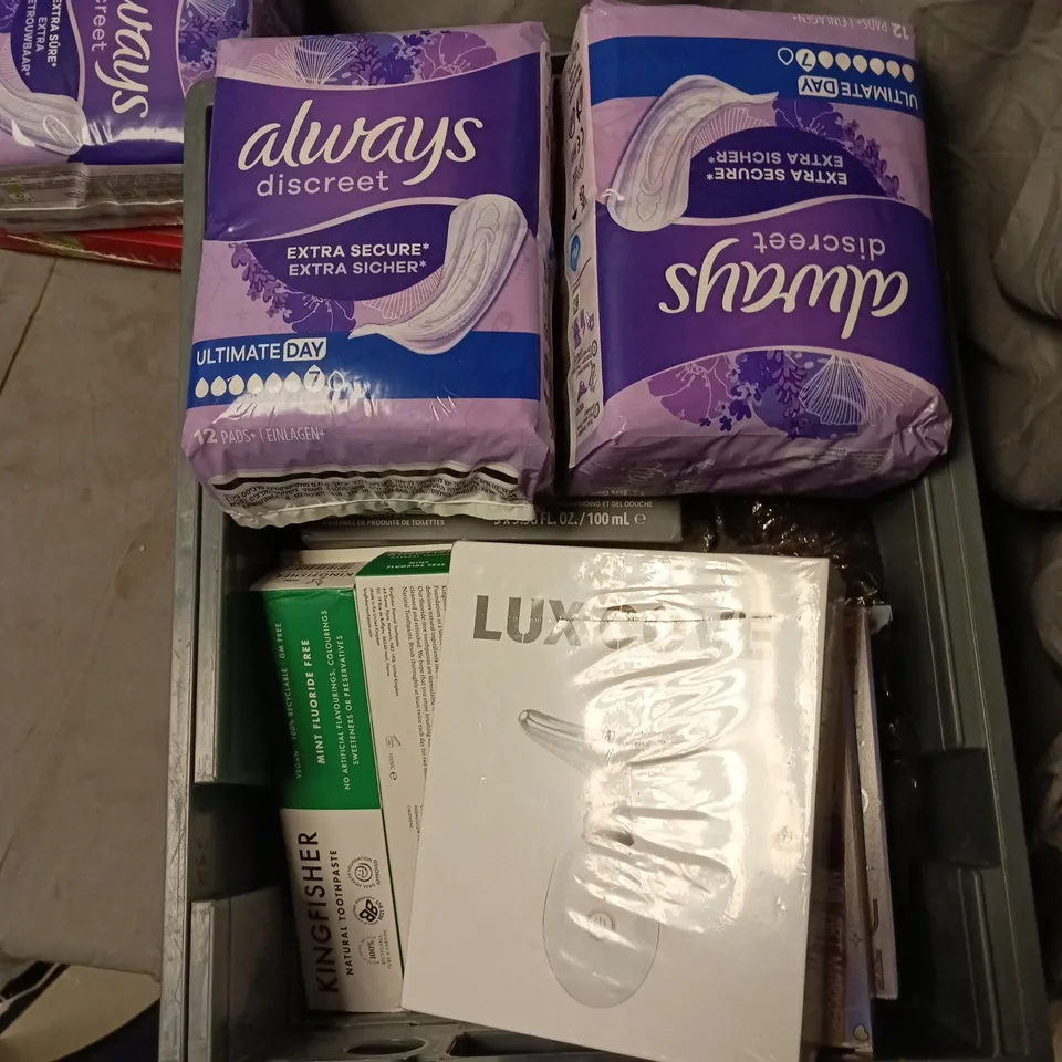 TOTE OF APPROXIMATELY 15 ASSORTED HEALTH AND BEAUTY ITEMS TO INCLUDE: OLD SPICE DEODORANT AND ALWAYS DISCREET 