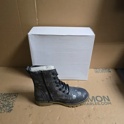 WOMEN'S BLACK FLORAL-PATTERN COMBAT BOOTS – LACE-UP, SIDE ZIP - UK SIZE 4 