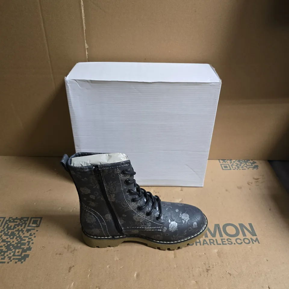 WOMEN'S BLACK FLORAL-PATTERN COMBAT BOOTS – LACE-UP, SIDE ZIP - UK SIZE 4 