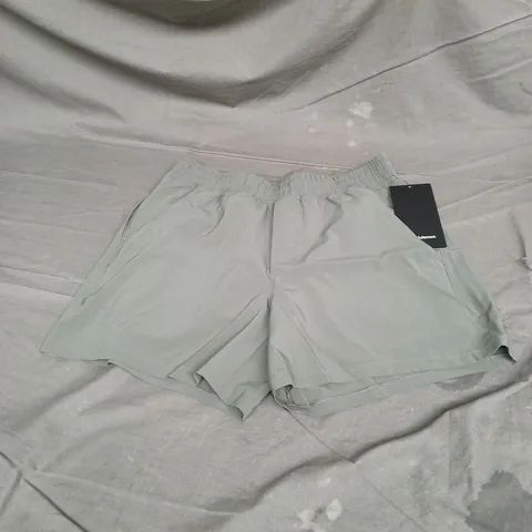 LULULEMON PACE BREAKER SHORTS MENS 5" IN GREY SAGE SIZE M